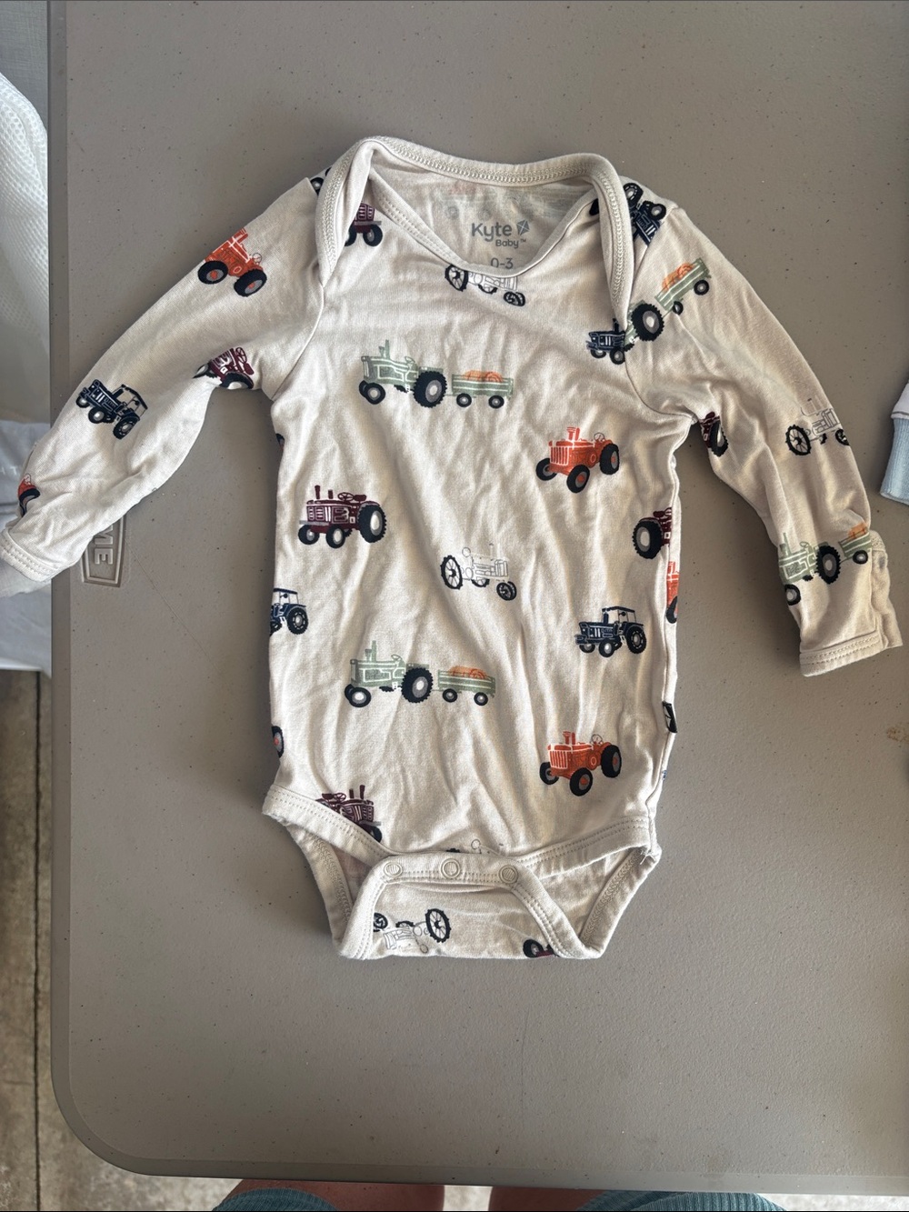 Kyte BABY Long Sleeve Onesie with Tractor Print. BNWOT. 0-3 months. Unisex.